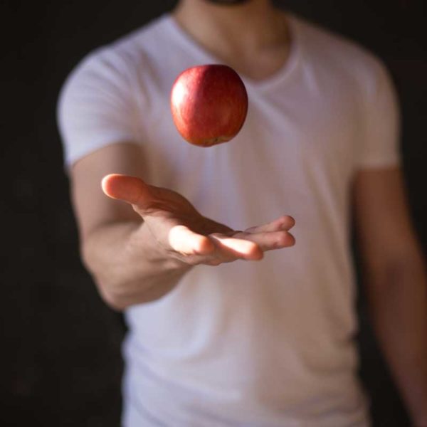 Benno wirft einen Apfel in die Luft