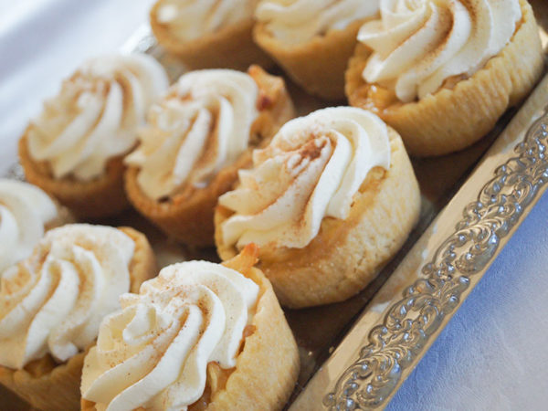 Leckere Cupcakes so gut wie ein neues Design aus einer Hand!